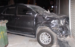Đà Nẵng: “Xế điên” nát bươm sau khi đâm sập hàng rào bãi đậu xe