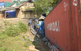 Tránh nhóm học sinh khi nổ lốp, xe container gãy gập đầu