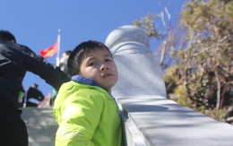 Đón tuyết... hụt ở Sa Pa, trẻ em mệt nhoài theo bố mẹ lên đỉnh Fansipan