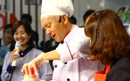 Tổng Giám đốc Ajinomoto tự tay làm đế bánh pizza đơn giản nhưng cực ngon