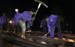 Hình ảnh trắng đêm cứu hộ tàu hỏa Bắc Nam gặp nạn ở Huế