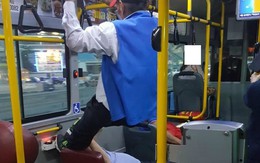 Chiếm ghế trên xe bus, chàng trai bị ông lão 70 tuổi sút vào mặt