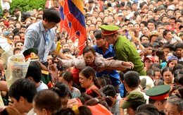 "Hỗn loạn" ở lễ hội đầu năm: Nhiều người Việt đang bị tha hóa…