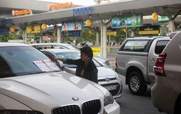 Khóa bánh xe sang BMW "chây ì" trong sân bay Tân Sơn Nhất