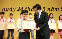Thành tích đáng ngưỡng mộ của cậu bé từng tặng hoa Nhà vua Nhật Bản