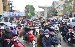 Gần Tết, đường phố Hà Nội kẹt cứng cả ngày cuối tuần