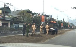 Cảnh sát giao thông tỉnh Quảng Ninh xúc cát ngăn vết dầu loang trên đường