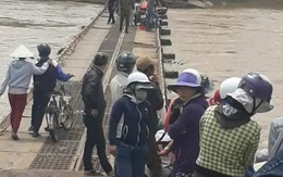 Bé 8 tuổi bị nước cuốn trôi khi cùng mẹ qua cầu
