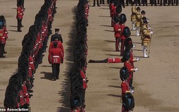 Hy hữu: 5 lính danh dự nước Anh ngất xỉu vì nóng trong sinh nhật nữ hoàng