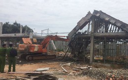 Cổng trường nghề đổ sập, 6 công nhân bị vùi lấp