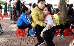 Nỗ lực không ngừng của cô học trò được mẹ bế đến trường mỗi ngày