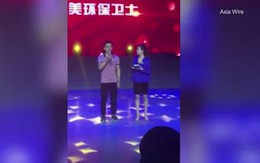 Nữ MC ngất xỉu trên sân khấu, khán giả hò reo vì tưởng là biểu diễn