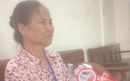 Người mẹ nghèo ngủ ghế đá chờ phiên xử con trai tâm thần