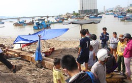 Mẹ gào khóc trước thi thể con trai trôi trên Vịnh Nha Trang