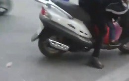 Người phụ nữ la mắng, tát con gái giữa ngã tư đường tại Hà Nội gây bức xúc