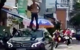 Thanh niên ngáo đá trèo nóc xe Mercedes, tấn công tài xế