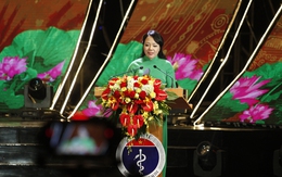 Bộ trưởng Bộ Y tế hát chào mừng ngày Thầy thuốc Việt Nam