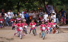 Những hình ảnh ngộ nghĩnh của các bé trong đường đua xe đạp thăng bằng