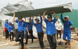 Quân đội, thanh niên tình nguyện giúp người dân Cửa Lò sau bão