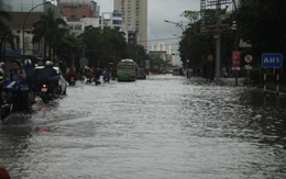 Nghệ An: Mưa lớn kéo dài, TP Vinh ngập sâu trong nước
