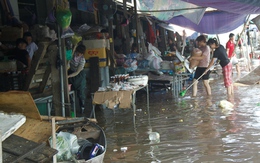 Nghệ An: Tiểu thương chợ Vinh khốn khổ sau mưa lớn
