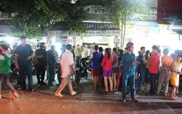 Mở cửa phòng, chị chết lặng khi thấy em gái treo cổ