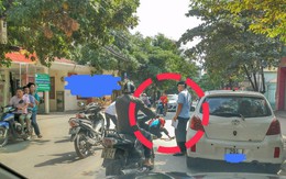 Hà Nội: Mở cửa xe khiến một học sinh tai nạn, tài xế chỉ đứng nhìn rồi bỏ đi
