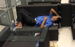 Mở tung nhà vệ sinh sân bay gọi khách ngủ quên
