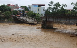 Mưa lũ miền Bắc: Sập cầu ở Yên Bái, 6 người bị cuốn trôi