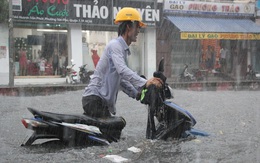 Sài Gòn mưa trắng trời, người đi đường ngã xiêu vẹo trong nước ngập