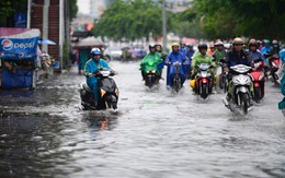 Người dân Sài Gòn lội bì bõm sau mưa lớn