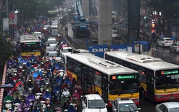 Ôtô, xe máy nhích từng mét trong mưa rét