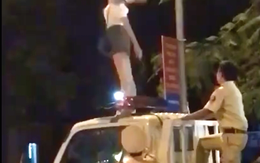 Cô gái trèo lên nóc xe CSGT nhảy múa la hét