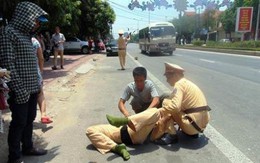 Nam thanh niên điều khiển xe máy kéo lê CSGT trên đường