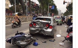Nam thanh niên nhập viện sau cú đâm biến dạng đuôi ôtô