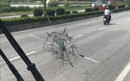 Quảng Ninh: Bàng hoàng xe khách bị bắn vỡ kính khi đang lưu thông