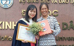 Xúc động ảnh người mẹ nghèo rạng rỡ bên con gái trong lễ tốt nghiệp