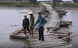 Hai bố con tử vong khi đi qua cầu phao tử thần