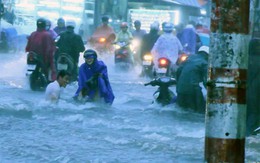 Nước cuốn trôi xe máy trong cơn mưa 2 giờ ở Sài Gòn