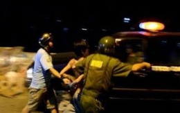 Lấy kéo kề cổ vợ và con trai rồi la hét, cố thủ trong phòng trọ