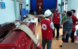 Đau lòng cảnh người chết đắp chiếu và khâm liệm tại trụ sở ủy ban vì nhà đã bị vùi lấp