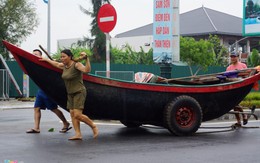 Người dân chằng chéo nhà cửa trước cơn bão mạnh nhất năm