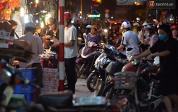 Người dân Hà Nội đổ xô ra vỉa hè mua bánh trung thu đại hạ giá 15.000 đồng/cái, giao thông hỗn loạn