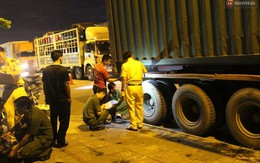 Người dân truy đuổi xe container tông chết người trong làn đường xe máy rồi bỏ trốn