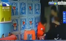 Người giúp việc thẳng tay tát mặt, đá liên tiếp vào người bé gái 2 tuổi