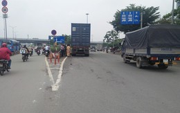 Người phụ nữ cùng xe máy bị cuốn vào gầm xe container, kéo lê hàng chục mét