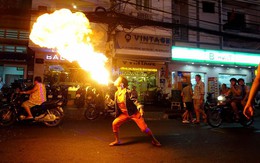 Người phụ nữ ngậm dầu phun lửa hàng đêm, nuôi hai con ăn học