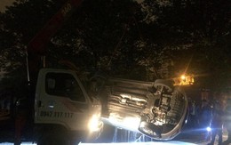 Người phụ nữ thoát chết khi ôtô rơi xuống mương nước thải