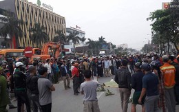 Người thân òa khóc nức nở bên thi thể nam thanh niên bị xe khách cán