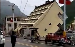 Mưa lũ kéo dài, nhà 5 tầng ở Trung Quốc bị nước cuốn trôi